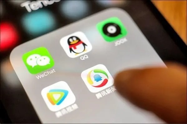 我出售一个qq号，买主要拉中介保证。交易完成后，我每秒都会更改密码等等?